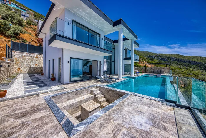 Luxury villa with infinity pool in Spain overlooking the hills
